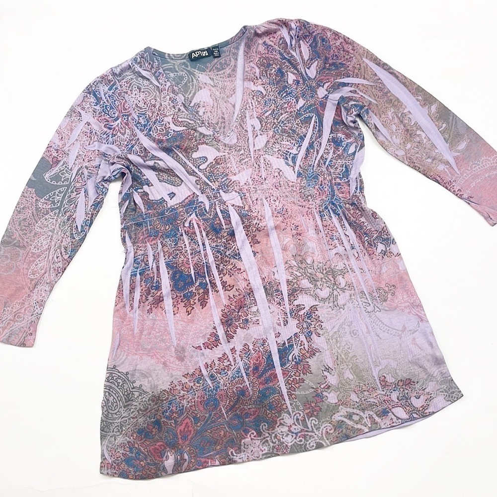 Apt. 9 printed rhinestone v-neck 3/4 length top